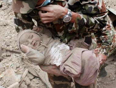 Εσκαβε για ώρες στα συντρίμμια για να σώσει ένα μωρό!- Η αντίδρασή του όταν το έσωσε; (βίντεο)